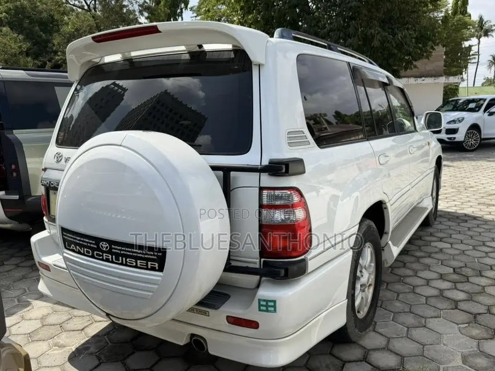 Toyota Land Cruiser 2004 White
