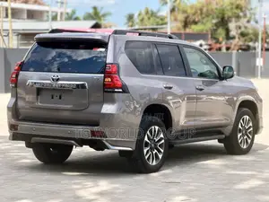 Toyota Land Cruiser Prado 2.7 2023 Burgundy