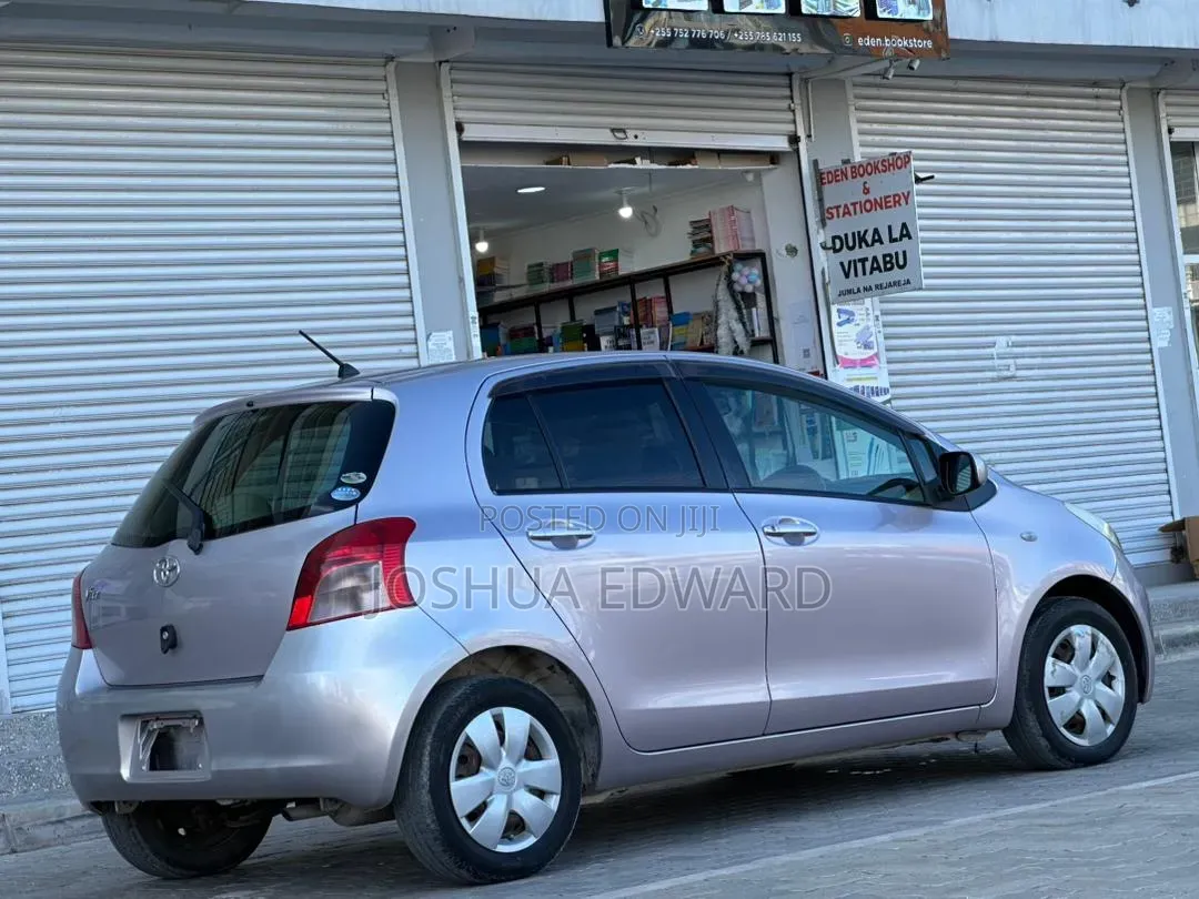Toyota Vitz 2005 Silver