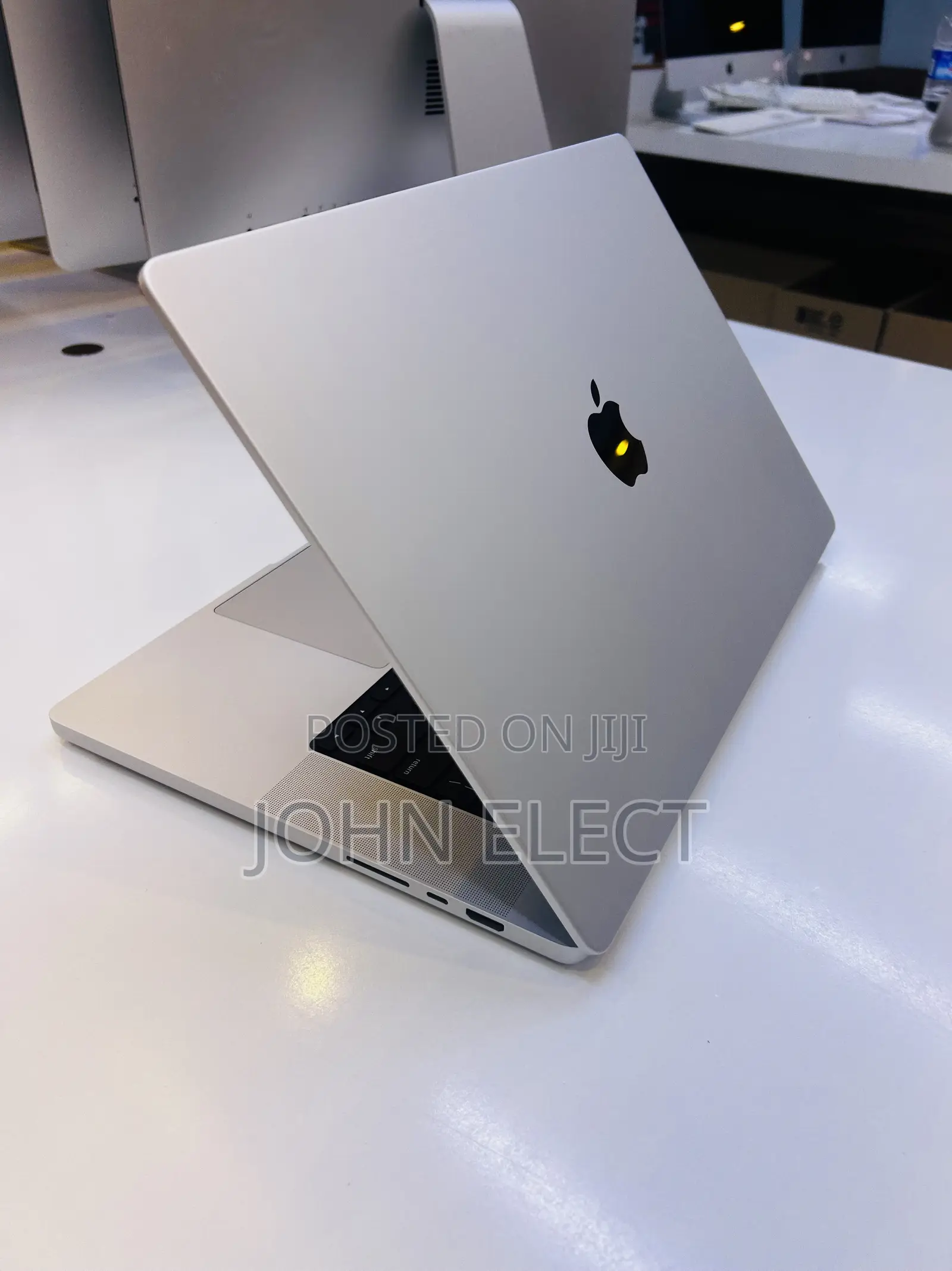 New Laptop Apple MacBook Pro 2023 M3 Pro 8GB Apple M3 Pro SSD 512GB