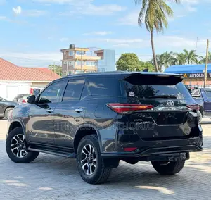Toyota Fortuner 2018 Black