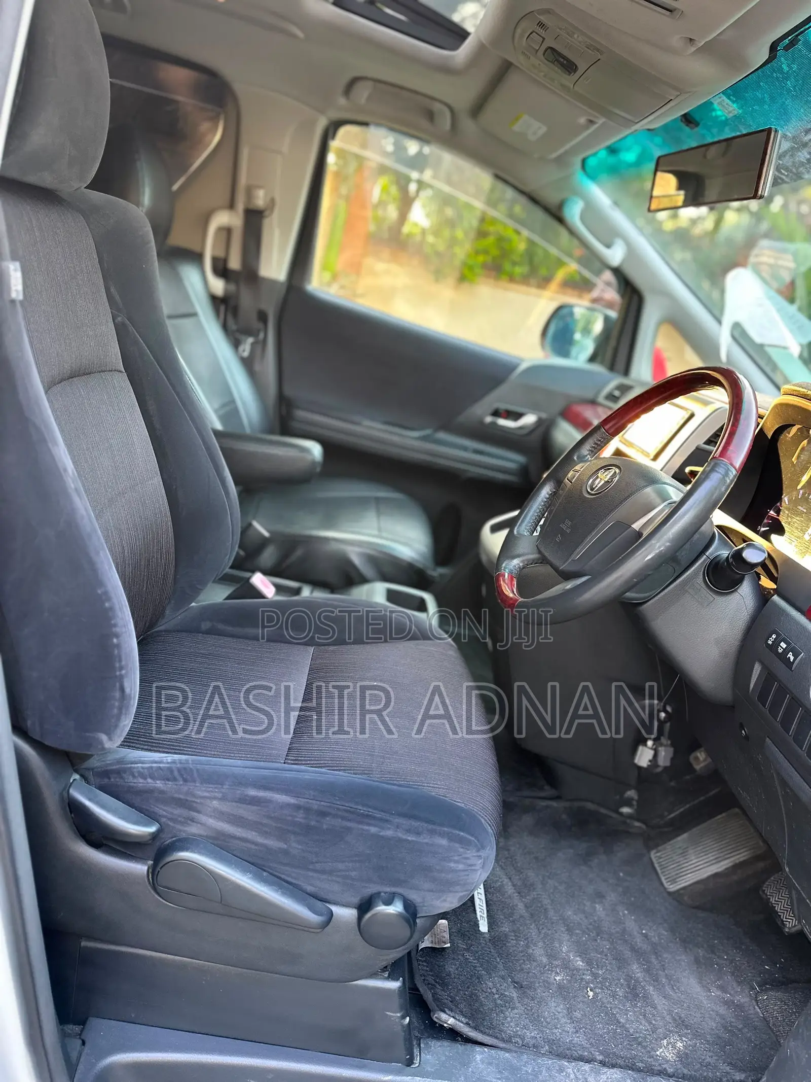 Toyota Vellfire X 2.4 FWD 8-Seater 2010 White