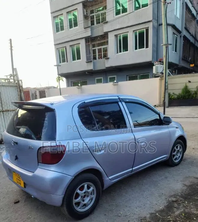 Toyota Vitz 2004 Silver