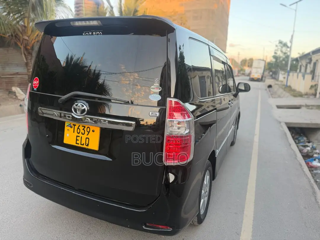Toyota Noah 2010 Black