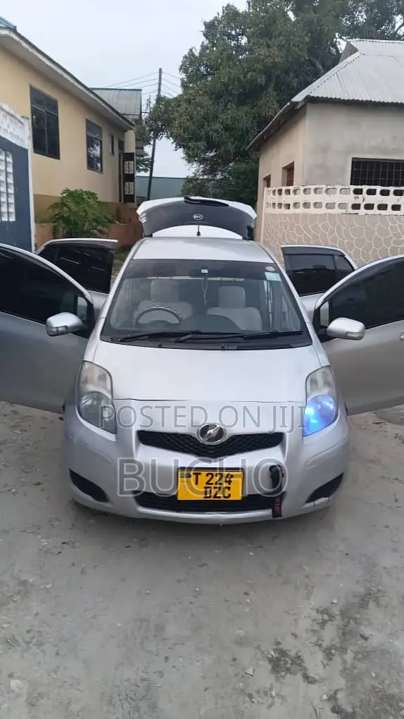 Toyota Vitz 2008 Silver