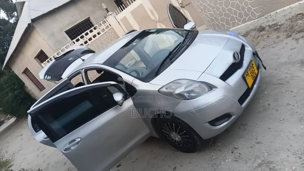 Toyota Vitz 2008 Silver