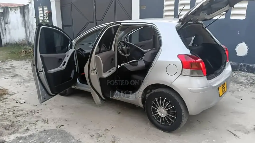 Toyota Vitz 2008 Silver
