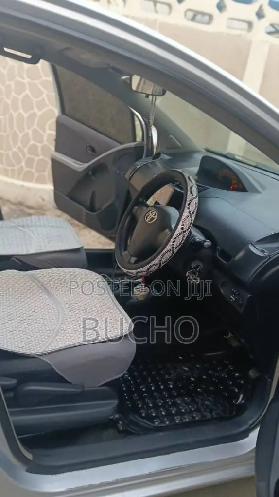 Toyota Vitz 2008 Silver