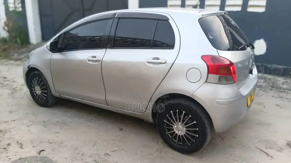 Toyota Vitz 2008 Silver