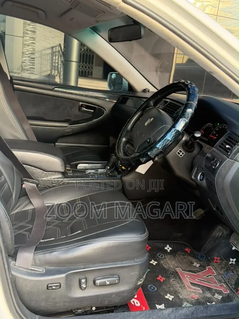 Toyota Crown Royale 2005 Pearl