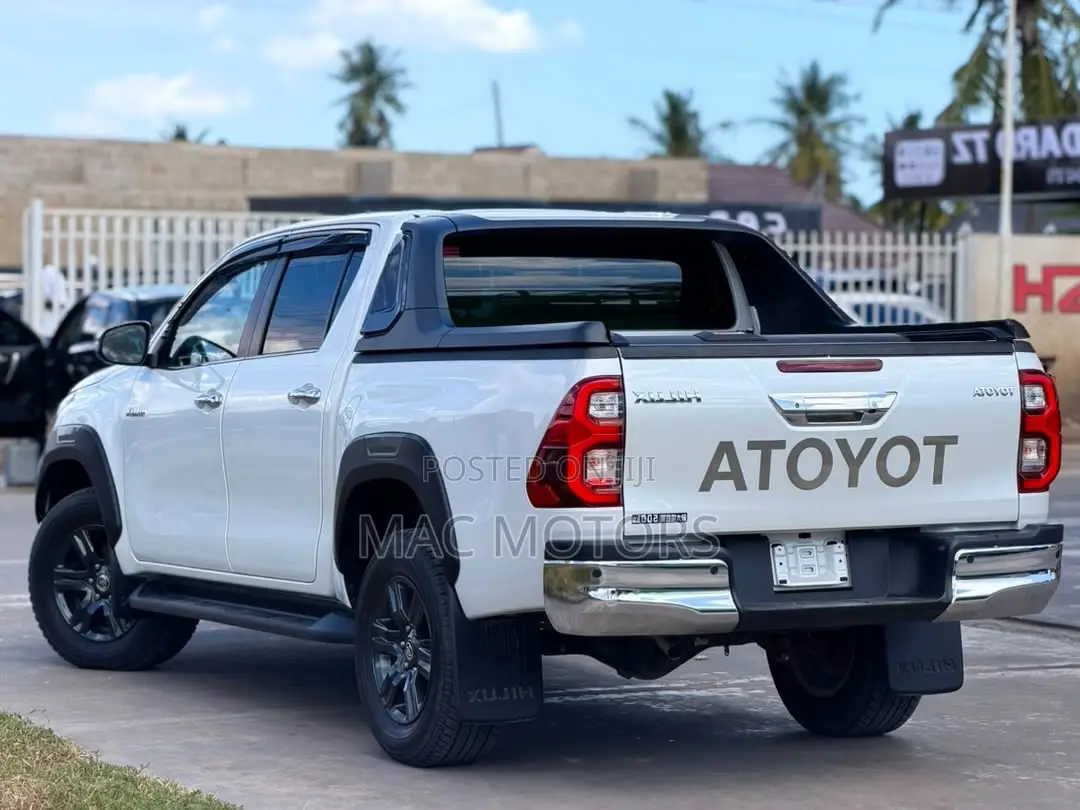 Toyota Hilux 2024 White
