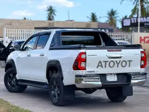Toyota Hilux 2024 White