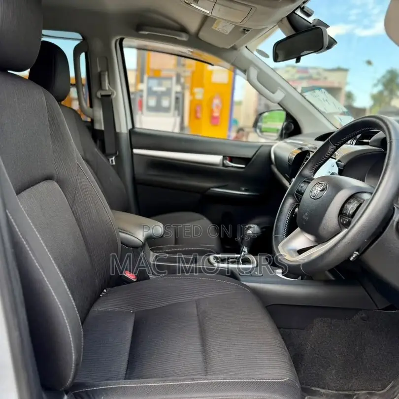 Toyota Hilux 2024 White