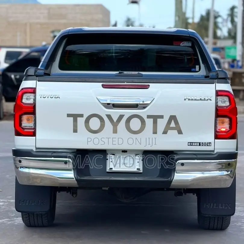 Toyota Hilux 2024 White