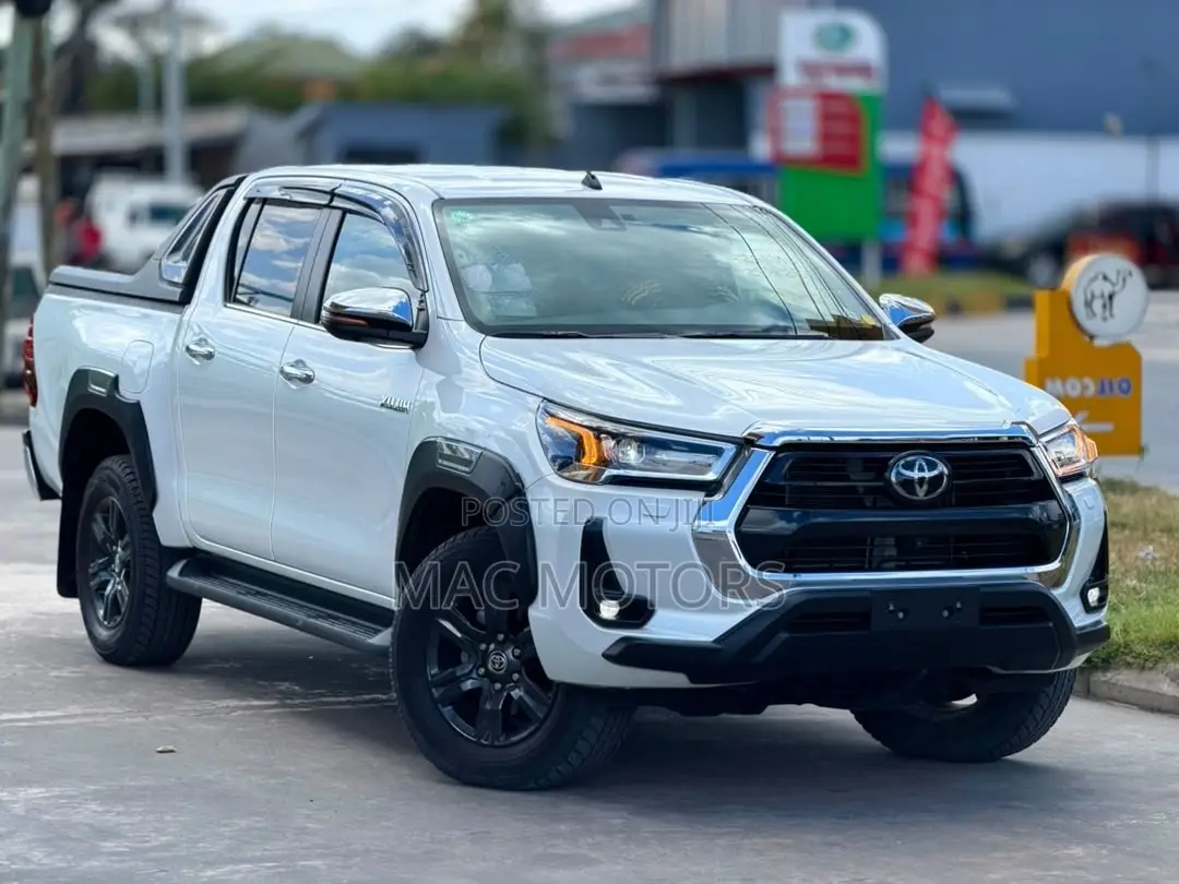Toyota Hilux 2024 White