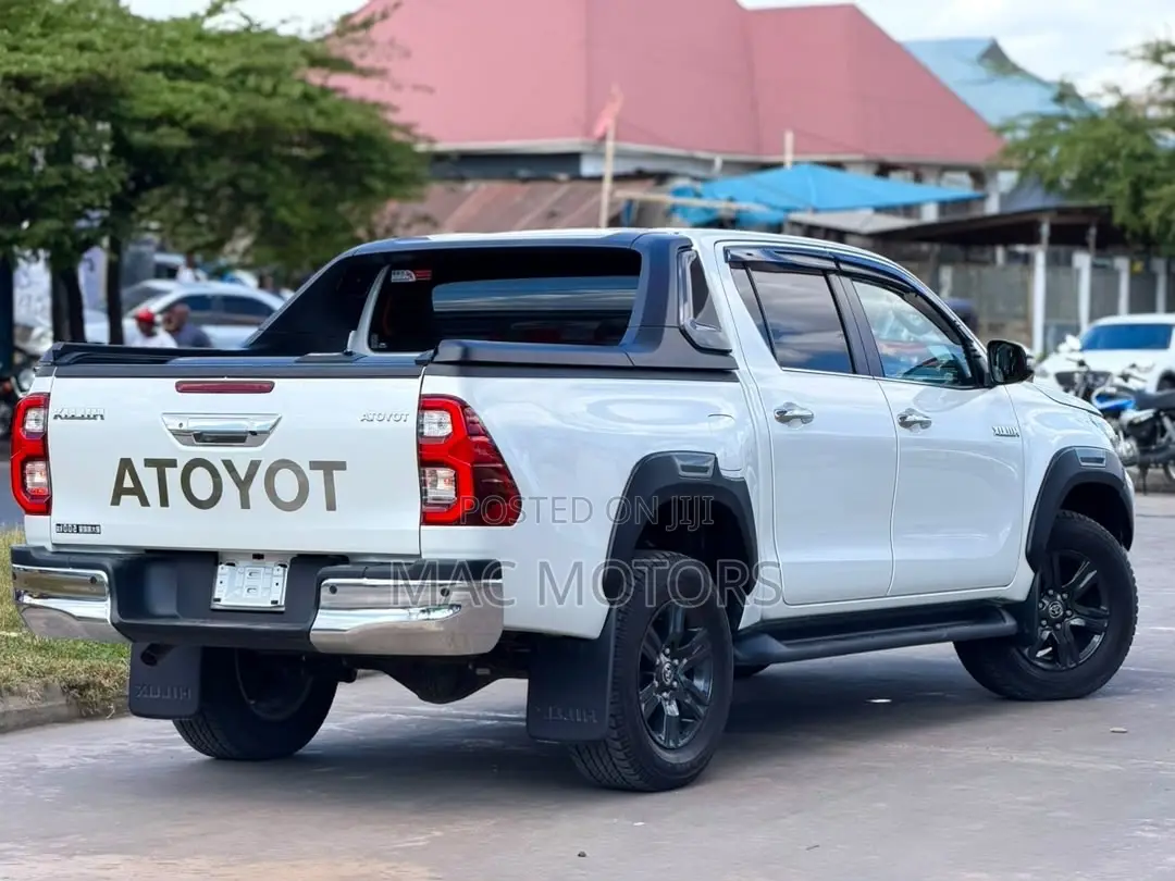 Toyota Hilux 2024 White