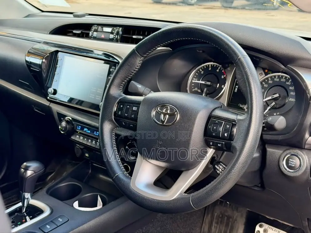 Toyota Hilux 2024 White
