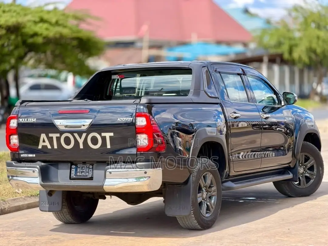 Toyota Hilux 2024 Black