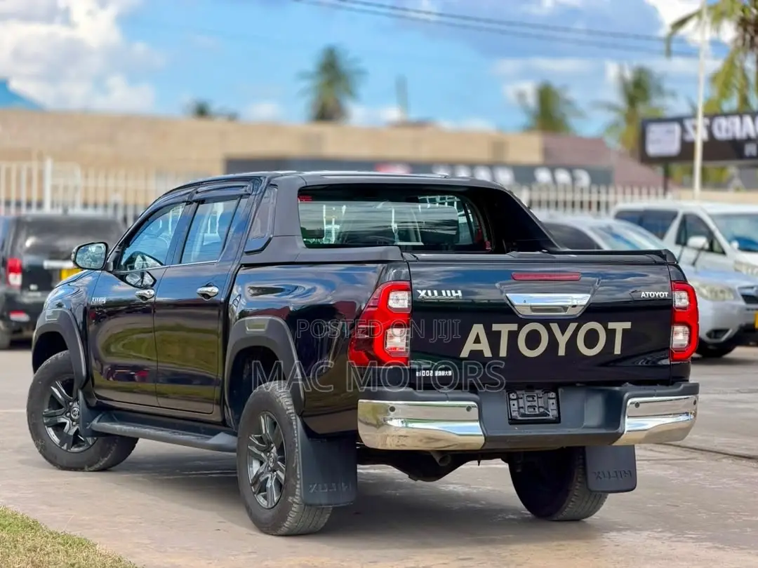 Toyota Hilux 2024 Black