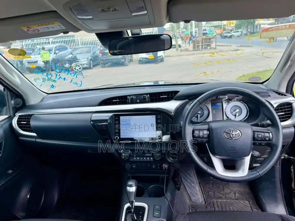 Toyota Hilux 2024 Black