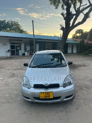Toyota Vitz 2000 Silver