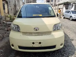 Toyota Porte 2005 Yellow