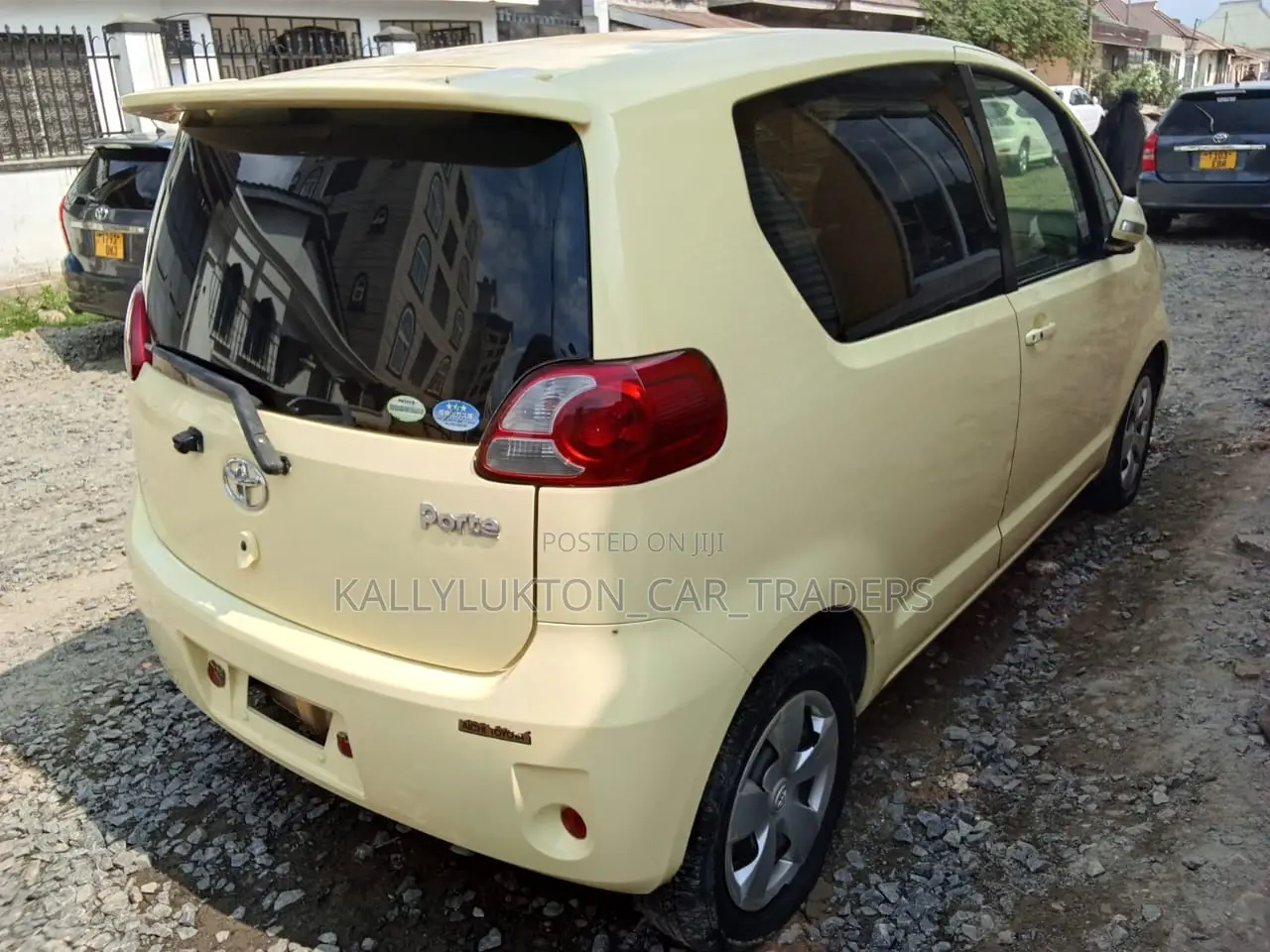 Toyota Porte 2005 Yellow