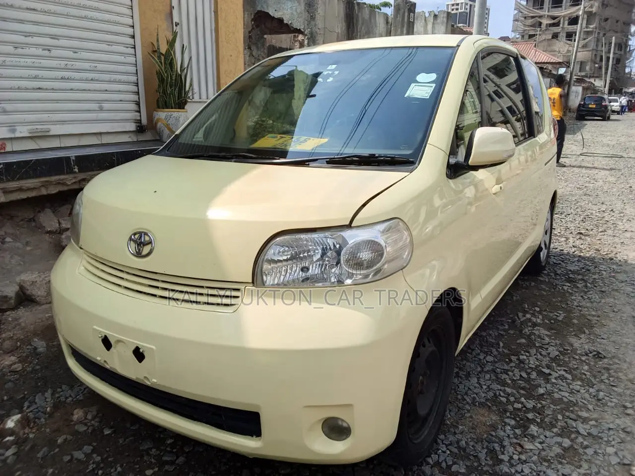 Toyota Porte 2005 Yellow
