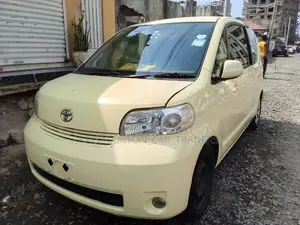 Toyota Porte 2005 Yellow