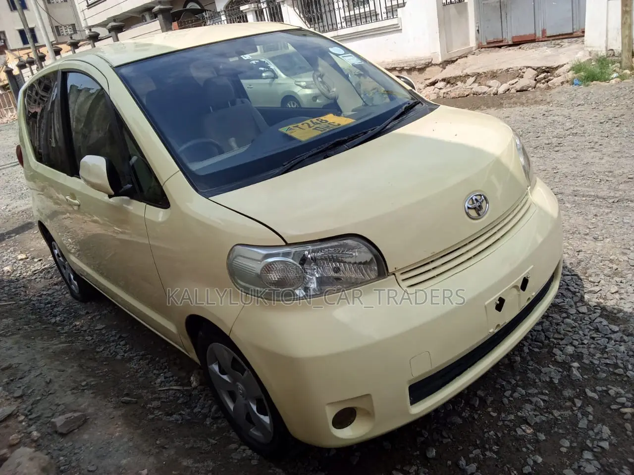 Toyota Porte 2005 Yellow