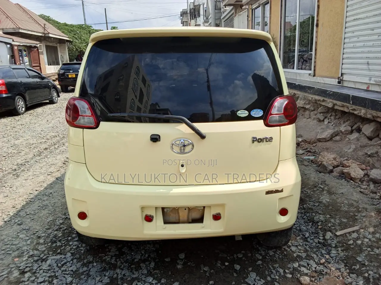 Toyota Porte 2005 Yellow