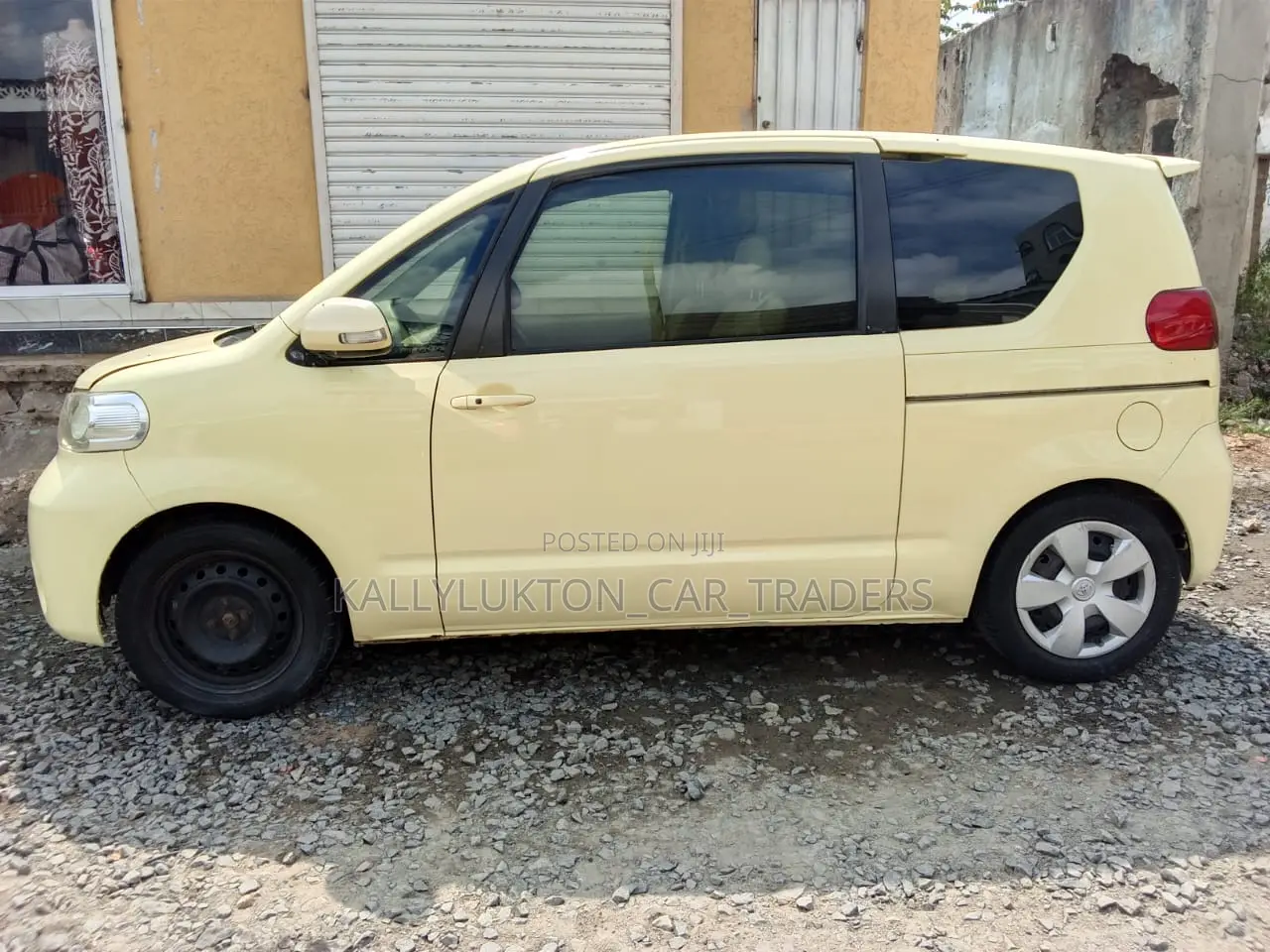 Toyota Porte 2005 Yellow