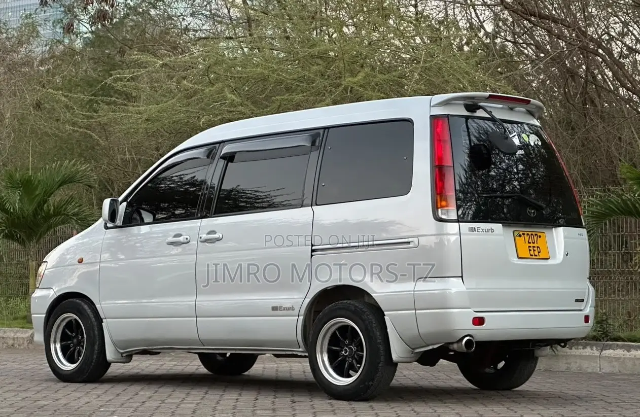 Toyota Noah 2001 Gray
