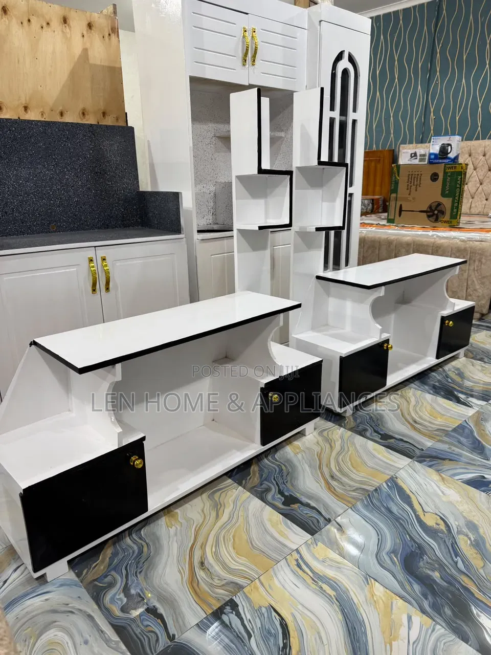 Showcase Color White and Black