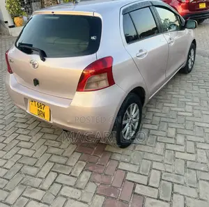 Toyota Vitz 1.5 FWD 5dr 2006 Pink