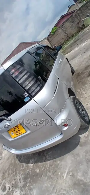 Toyota Sienta 1.5 FWD 2005 Silver
