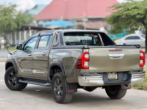 Toyota Hilux 2024 Beige