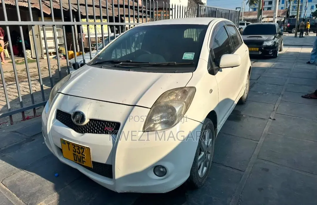 Toyota Vitz 2005 White