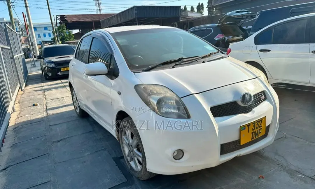 Toyota Vitz 2005 White