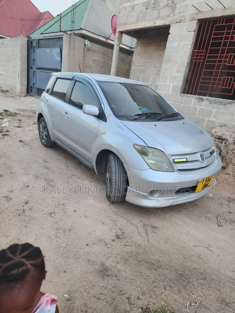 Toyota IST 2004 Silver