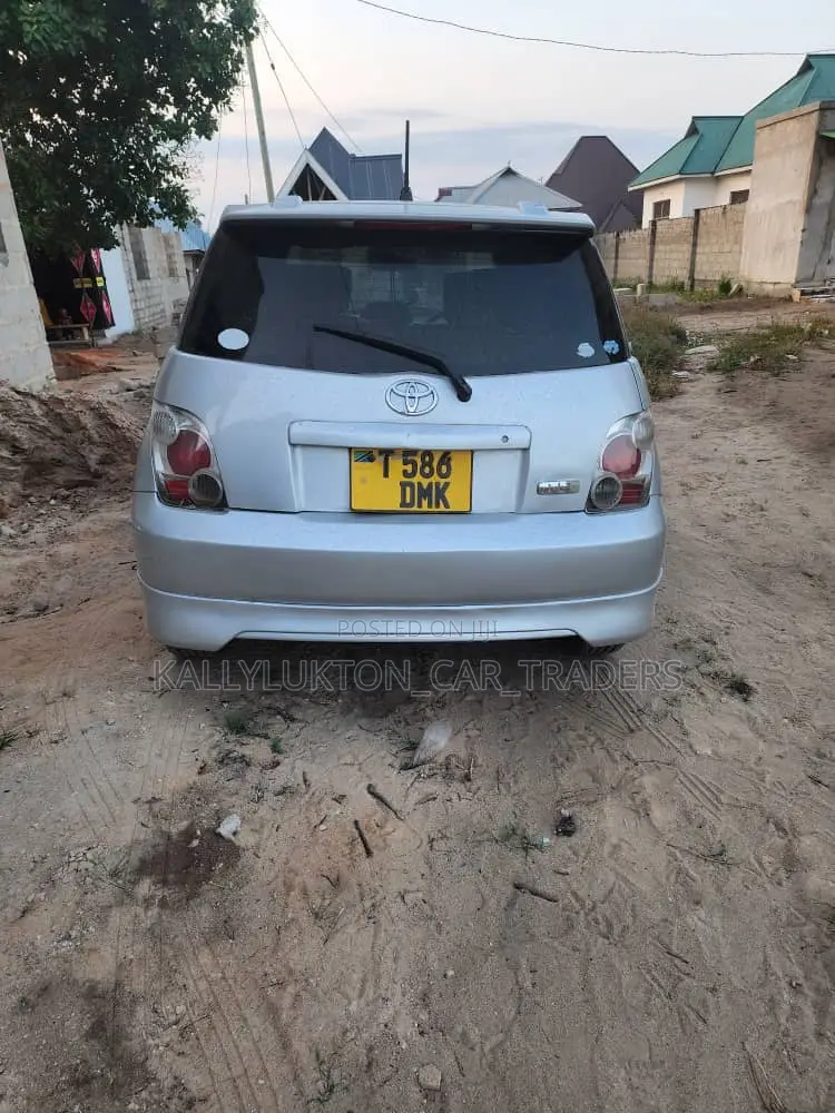 Toyota IST 2004 Silver