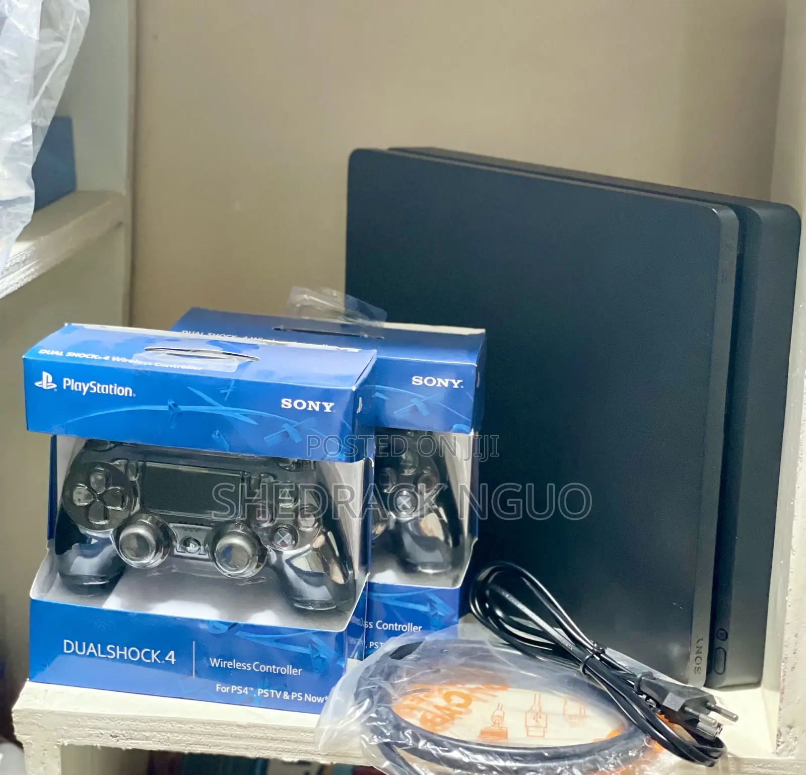 PS4 Slim ,2pads 8gamed