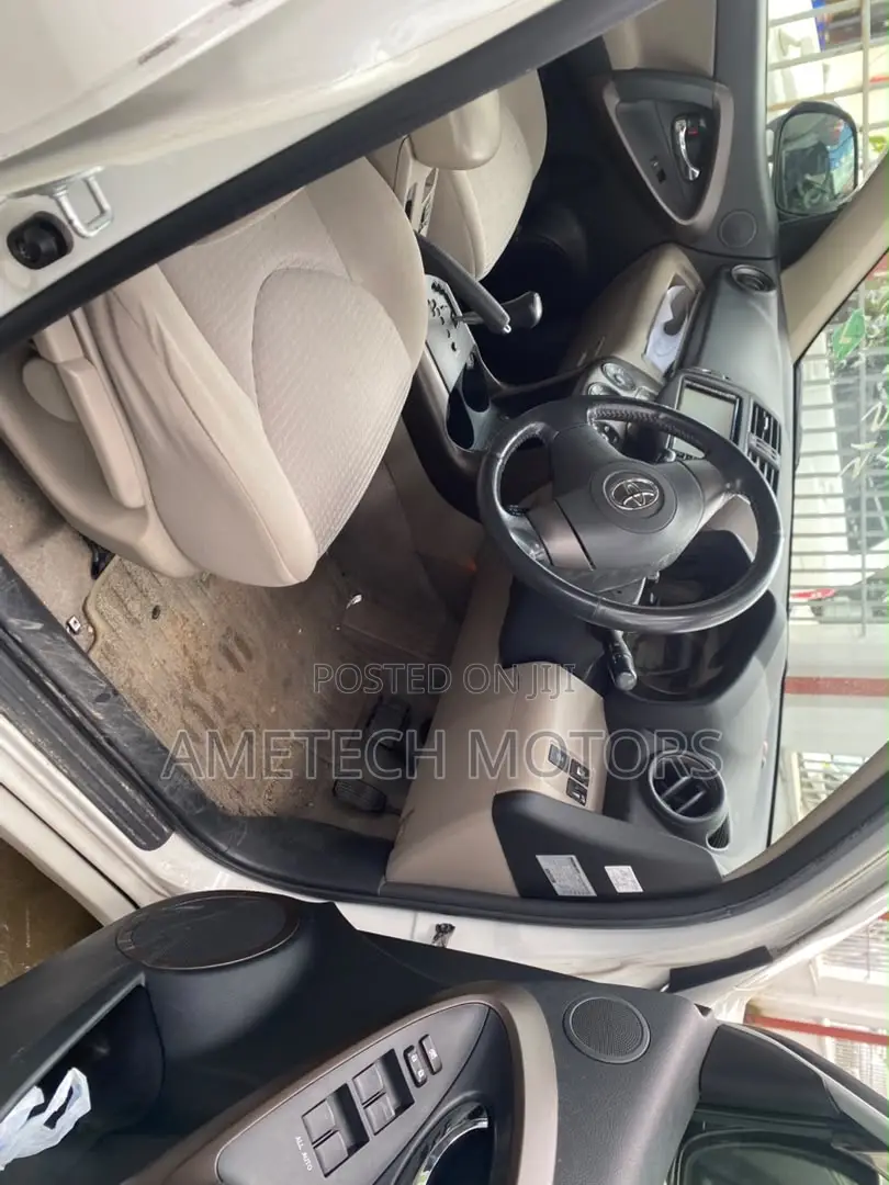 Toyota Vanguard 2008 White