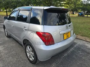 Toyota IST 2025 Silver
