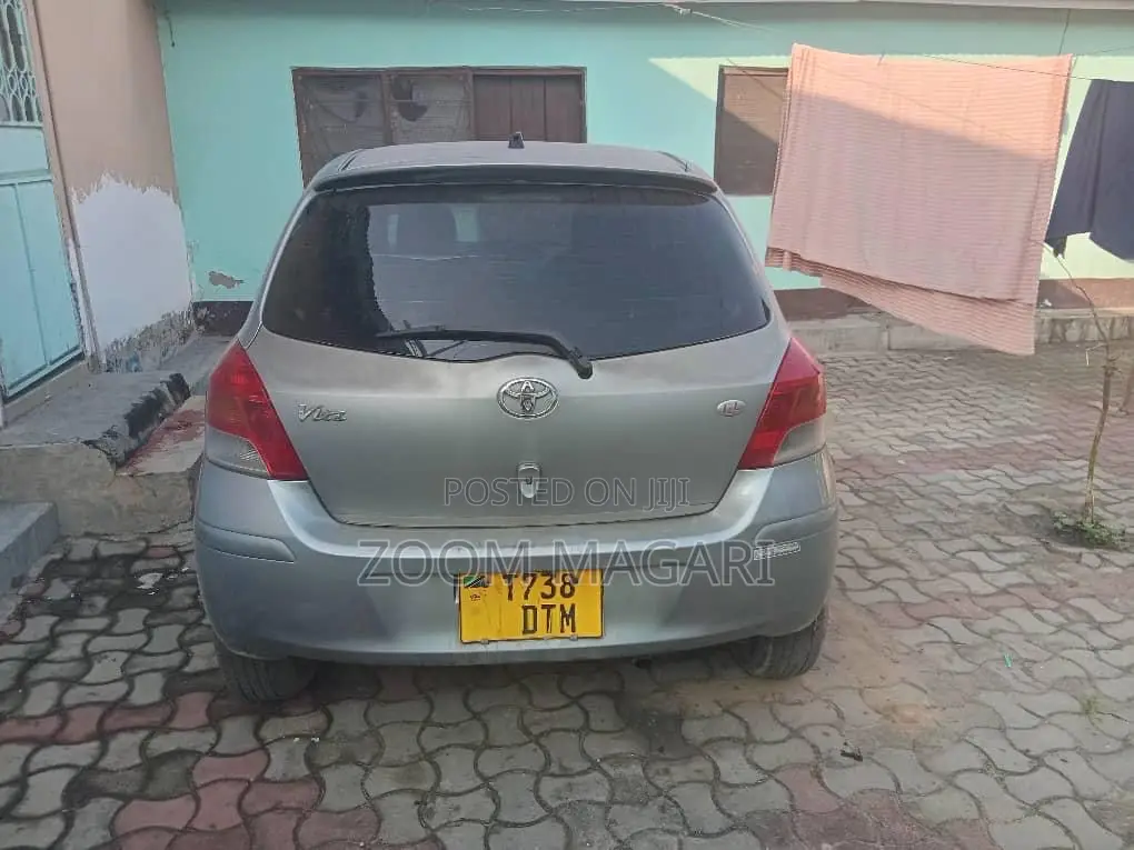 Toyota Vitz 2006 Gray