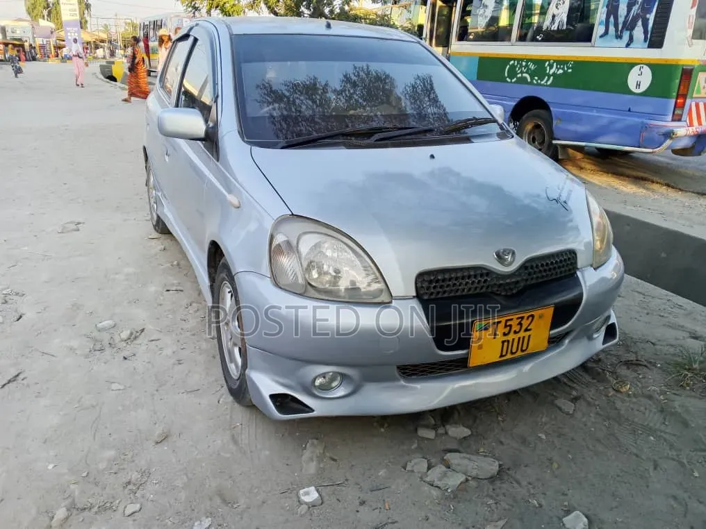 Toyota Vitz 2006 Silver