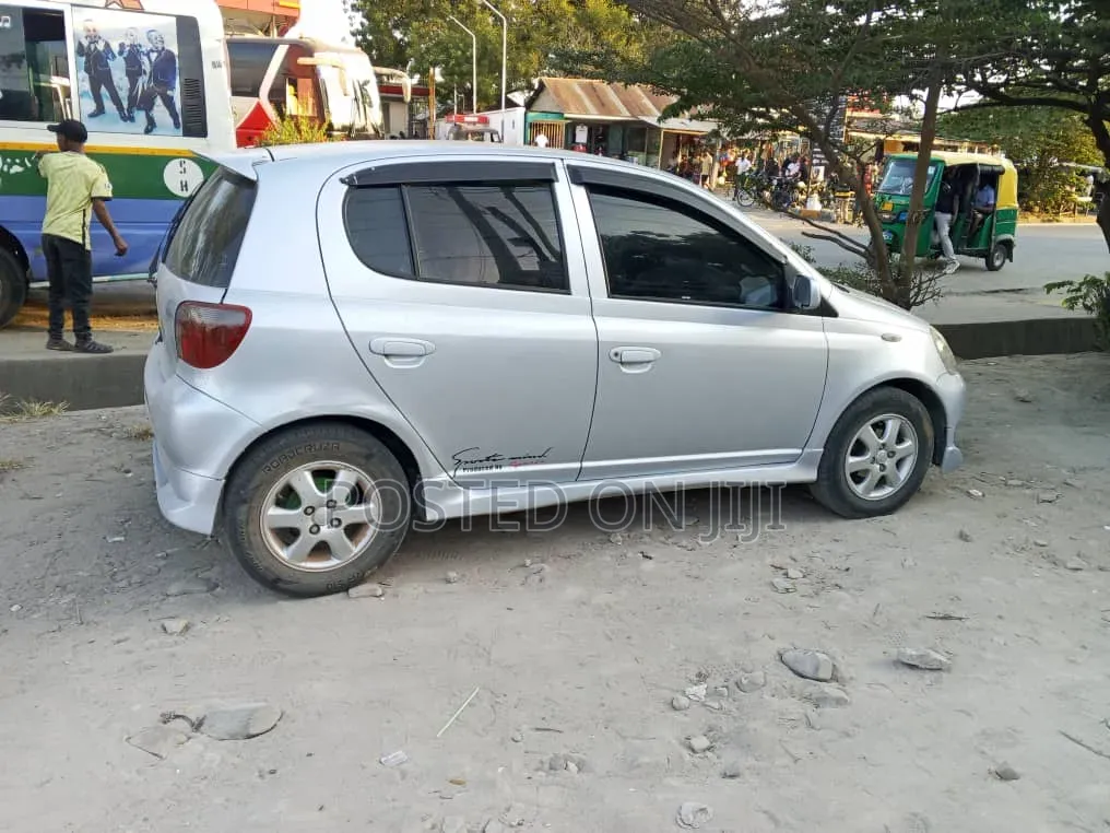 Toyota Vitz 2006 Silver