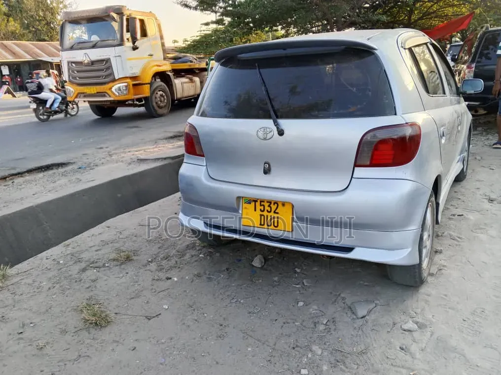Toyota Vitz 2006 Silver