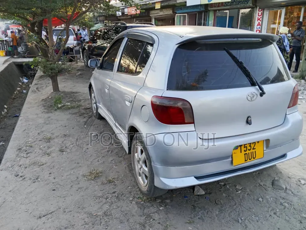 Toyota Vitz 2006 Silver