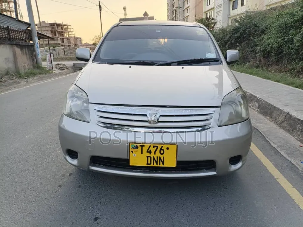 Toyota Raum 2005 Silver